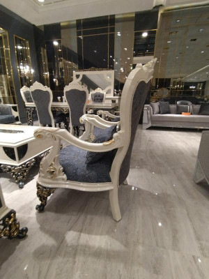 Conjunto de sala de estar de lujo con 2 sofás de 3 plazas, dos sillones y una mesa de centro.