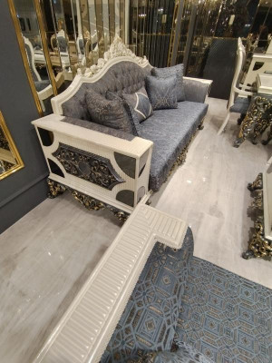 Conjunto de sala de estar de lujo con 2 sofás de 3 plazas, dos sillones y una mesa de centro.