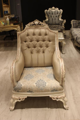 Moderno conjunto de sofá con modernos muebles tapizados, sillón cómodo y mesa de centro.