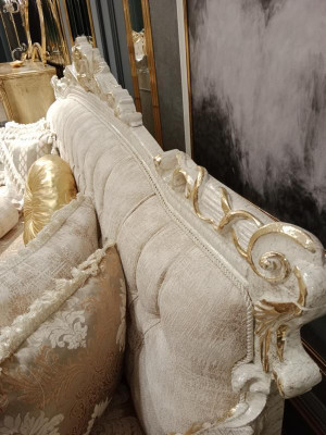 Conjunto exclusivo de sofás para la sala de estar con sofás de alta calidad y elegantes sillones.