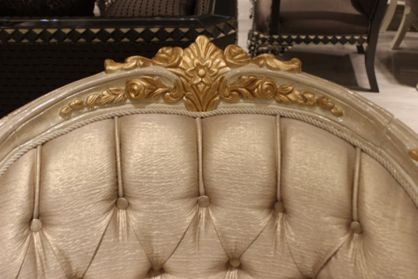 Elegante conjunto de muebles para la sala de estar: sofá y 2 sillones.