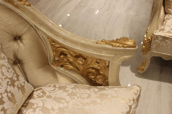 Elegante conjunto de muebles para la sala de estar: sofá y 2 sillones.