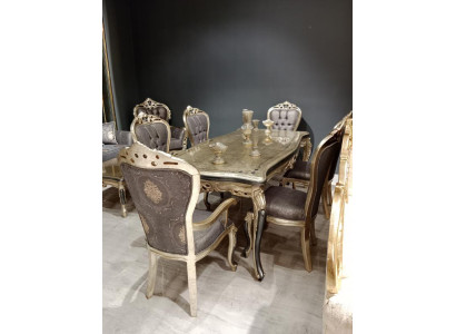 Mobiliario de comedor exquisito: mesa de comedor lujosa + 4 sillas doradas.