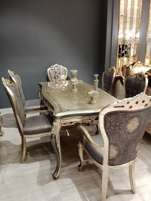 Mobiliario de comedor exquisito: mesa de comedor lujosa + 4 sillas doradas.