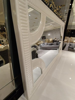 Cómoda elegante de alta calidad con espejo de aspecto elegante