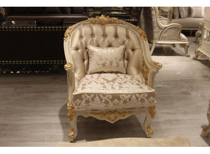 Silla de salón noble, cómoda y moderna, asiento de un moderno conjunto nuevo.