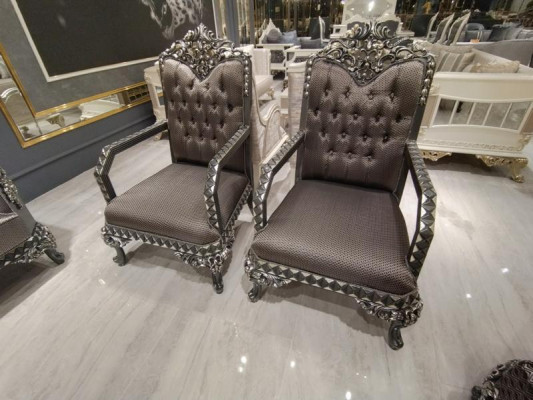 Sillón de salón cómodo y lujoso en estilo moderno y elegante de color marrón.