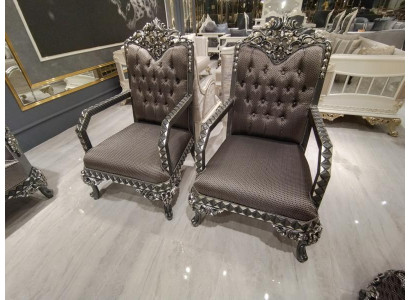 Sillón de salón cómodo y lujoso en estilo moderno y elegante de color marrón.