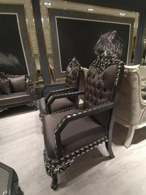 Sillón de salón cómodo y lujoso en estilo moderno y elegante de color marrón.