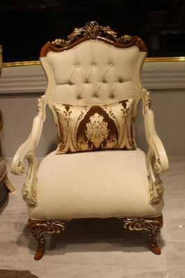 Muebles de sala exclusivos, sillón de lujo, sillón cómodo, beige, nuevo.