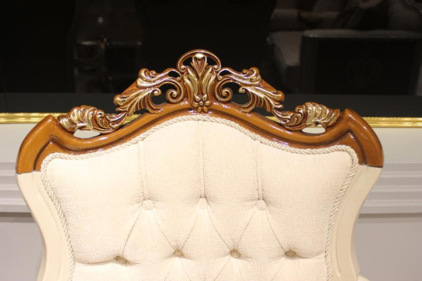 Muebles de sala exclusivos, sillón de lujo, sillón cómodo, beige, nuevo.