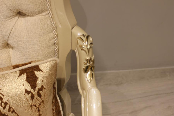 Muebles de sala exclusivos, sillón de lujo, sillón cómodo, beige, nuevo.