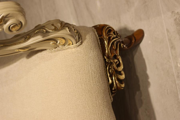 Muebles de sala exclusivos, sillón de lujo, sillón cómodo, beige, nuevo.