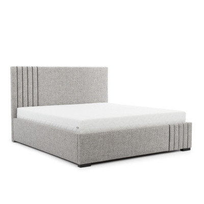 Muebles de dormitorio gris claro con diseño de cama de tela de diseñador, 2 mesitas de noche y un banco.