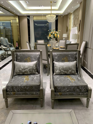 Sillón de lujo tapizado en textil de diseñador de un asiento, mueble nuevo.