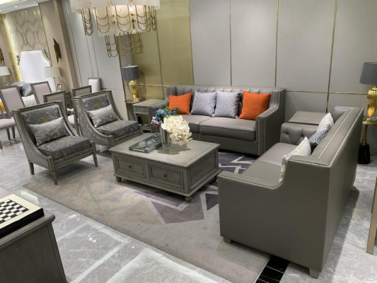 Sillón de lujo tapizado en textil de diseñador de un asiento, mueble nuevo.