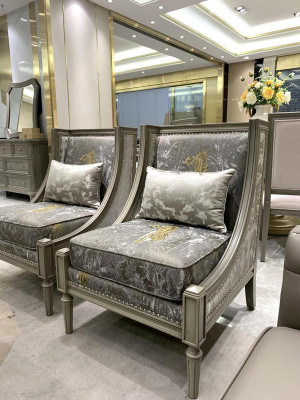 Sillón de lujo tapizado en textil de diseñador de un asiento, mueble nuevo.