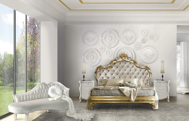 Hermosa cama de estilo clásico con cabecero tallado.