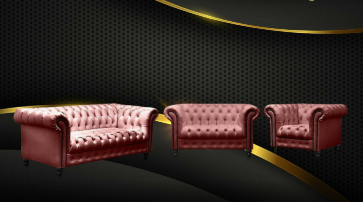 Sofá Chesterfield de tres plazas, tapizado en tela de lujo.