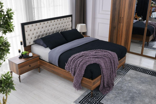 Cama doble completa con mesitas de noche marrones de 4 piezas en el dormitorio.