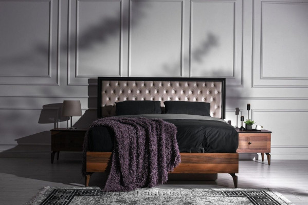 Cama doble completa con mesitas de noche marrones de 4 piezas en el dormitorio.