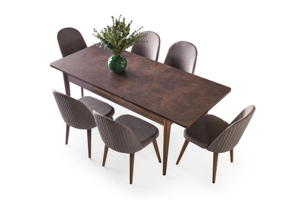 Mesa de comedor extensible de madera en color marrón.