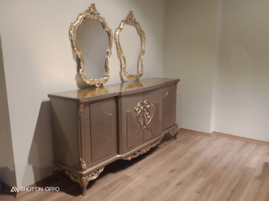 Aparador con espejo de madera marrón topo buffet trinchador dos piezas