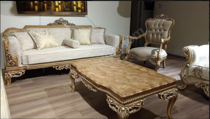 Sofá de diseñador con tela clara de 3 plazas + mesa de centro. Nuevo modelo para la sala de estar.