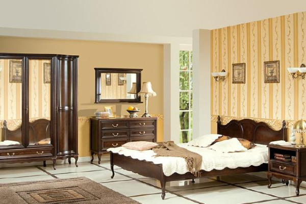 Muebles de estilo italiano: cama, mesitas de noche, armario, cómoda, espejo, completo.