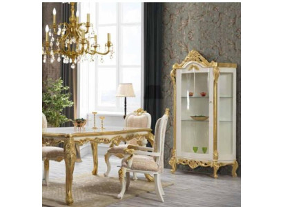 Silla de comedor de lujo en tonos beige y blanco con inserciones doradas, diseñada de forma clásica.