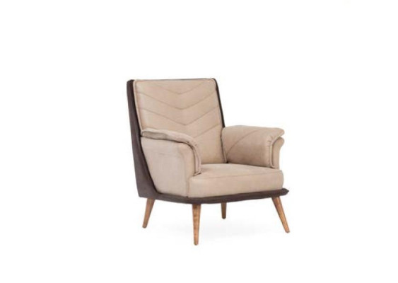 Silla suave con patas de madera para relajarse en la sala de estar.