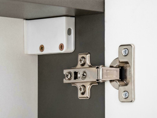 Armario alto de baño con espejo, puerta y estante. Mueble de baño.