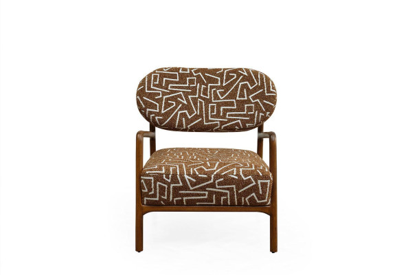 Conjunto completo de sofás de cuero sintético marrón de cuatro plazas.