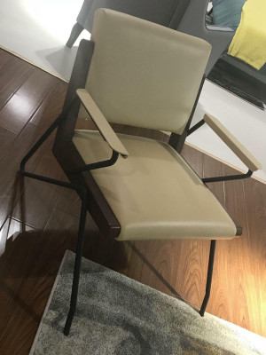 Sofá de cuero nuevo de diseño de un asiento de sillón Club Lounge con brazos y respaldo acolchados.