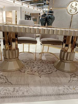 Mesa de lujo Beige Mesas de acero inoxidable Diseño italiano Mesas de comedor Mesa de comedor nueva