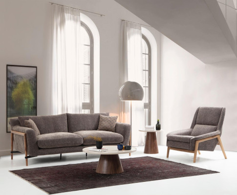 Sofá de tres plazas de diseño moderno de tela gris para la sala de estar.