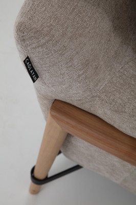 Sofá de tres plazas de diseño moderno de tela gris para la sala de estar.