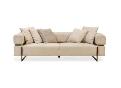 Sofá de tres plazas beige de diseñador en tela, mueble tapizado, lujoso sofá de 3 plazas.