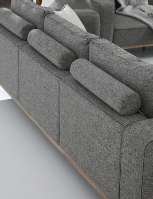Sofá de 4 plazas con butaca de tela en diseño moderno de color gris.