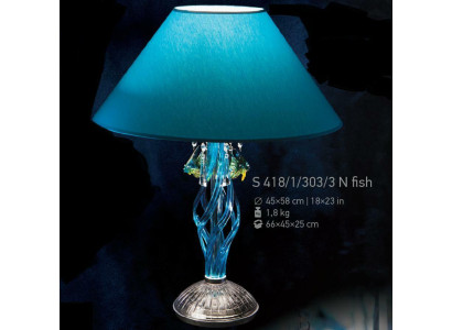 Lámpara de mesa de estilo antiguo con candelabro de cristal.