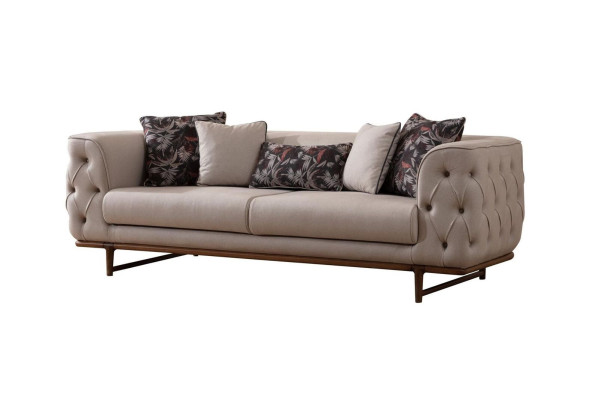 Sofás de tres plazas de lujo en color beige claro Chesterfield, elegantes y acolchados.