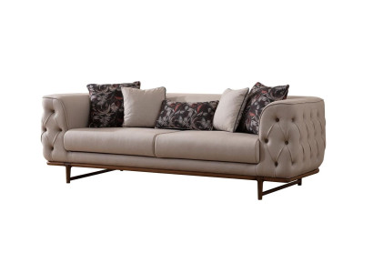 Sofás de tres plazas de lujo en color beige claro Chesterfield, elegantes y acolchados.