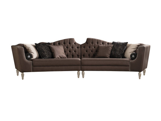 Sofá de lujo Chesterfield de diseñador de cinco plazas marrón para la sala de estar.