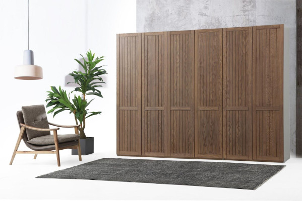 Armario de madera marrón moderno para guardar ropa en el dormitorio.