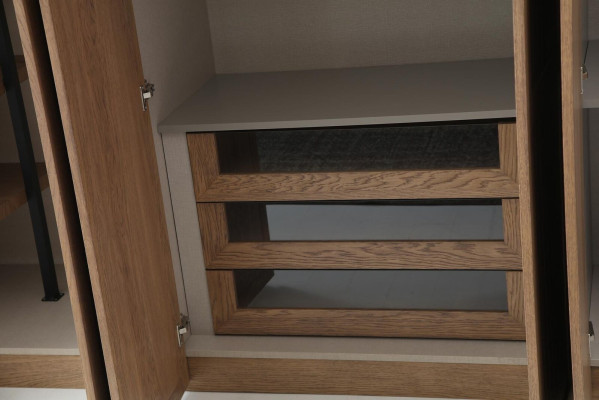 Armario de madera marrón moderno para guardar ropa en el dormitorio.