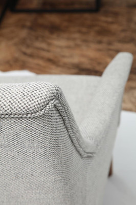 Conjunto de sofás de tres plazas moderno, sillón de tela gris para la sala de estar.