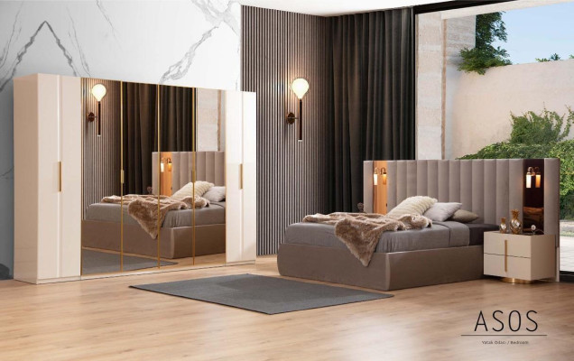 Juego de dormitorio beige con cama de diseñador, armario, y 2 mesitas de noche.