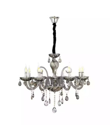 Lámpara de araña de cristal ahumado en la sala de estar para un nuevo y elegante lujo en casa.