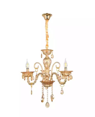 Candelabro de cristal en la sala de estar o el lujo elegante en casa nueva.