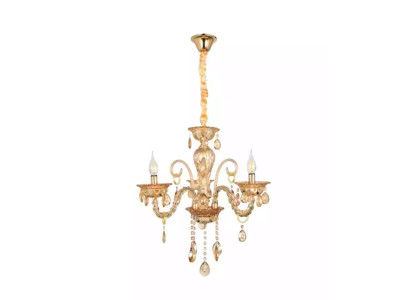 Candelabro de cristal en la sala de estar o el lujo elegante en casa nueva.